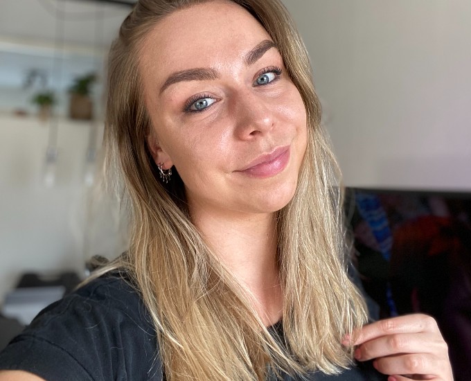 Maybelline 4 in 1 Glow Perfector Foundation 0.5 Fair Light Cool Swatch