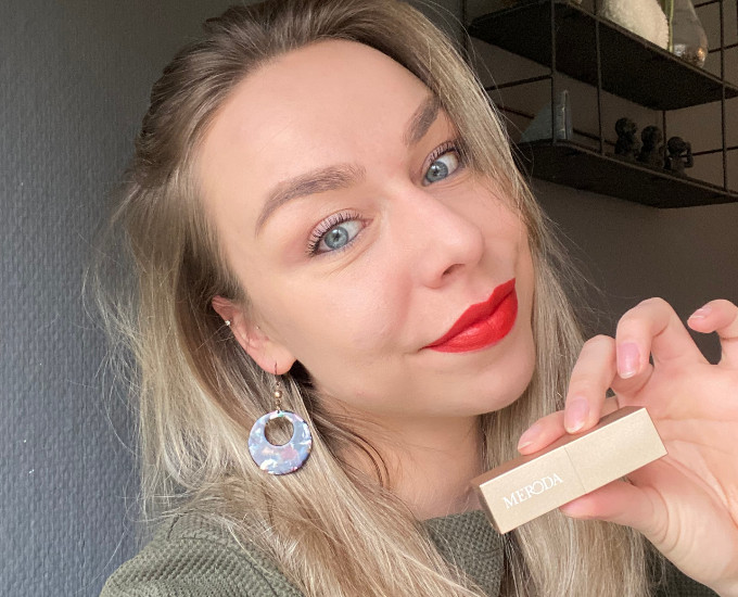 Meroda Lipstick Luscious Red Swatch